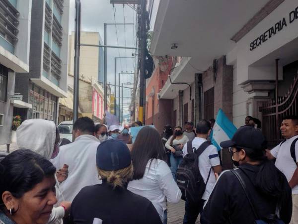 Los trabajadores se apostaron en el lugar portando banderas de Honduras y carteles con mensajes dirigidos a las autoridades, en los que reclaman el cumplimiento de sus derechos laborales.