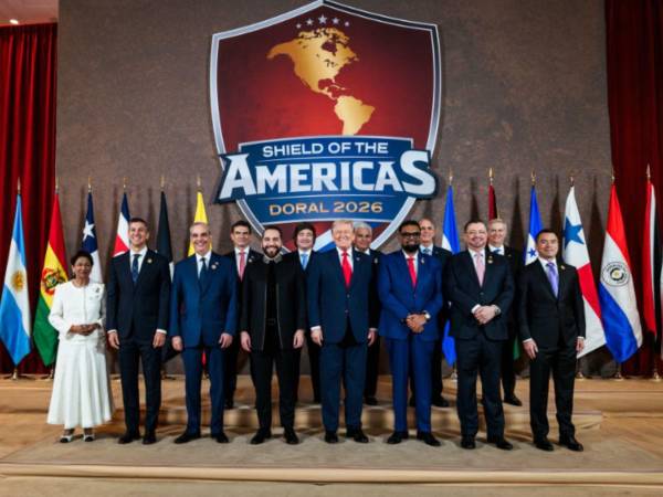 El presidente de Estados Unidos, Donald Trump, formalizó este sábado la creación de una coalición militar junto a presidentes latinoamericanos de derecha para derrotar a los carteles.