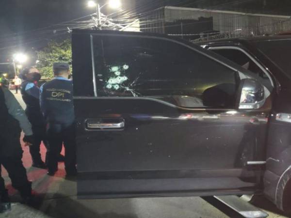 En el vidrio del vehículo de la víctima se visualizan varios impactos de bala.