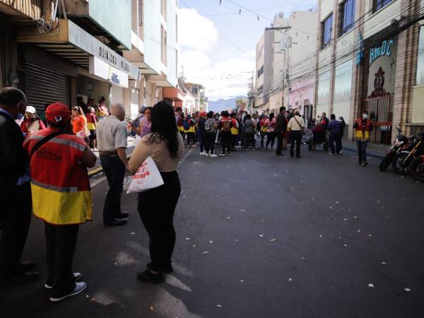Trabajadores del personal de barrio denunciaron que ganan apenas 4,000 lempiras mensuales y que, además de no recibir aumento, aún no les pagan el salario de diciembre.