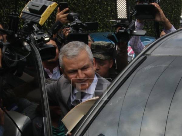 Tras concluir su audiencia de declaración de imputado, Roosevelt Hernández salió rápido de los juzgados. Su audiencia inicial se desarrollará el martes 1 de septiembre.
