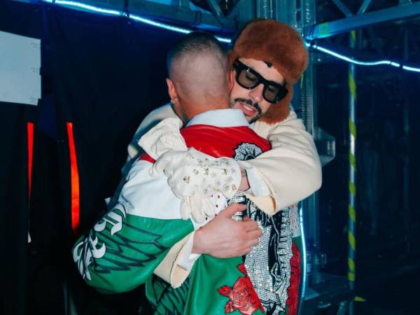 Durante la ceremonia de los Grammy, J Balvin compite en la categoría de Mejor Álbum de Música Urbana con su trabajo Rayo, precisamente frente a Debí tirar más fotos de Bad Bunny.
