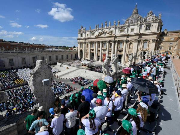 Esta liturgia forma parte de los 'novendiales', las nueve misas en honor al pontífice fallecido a los 88 años.