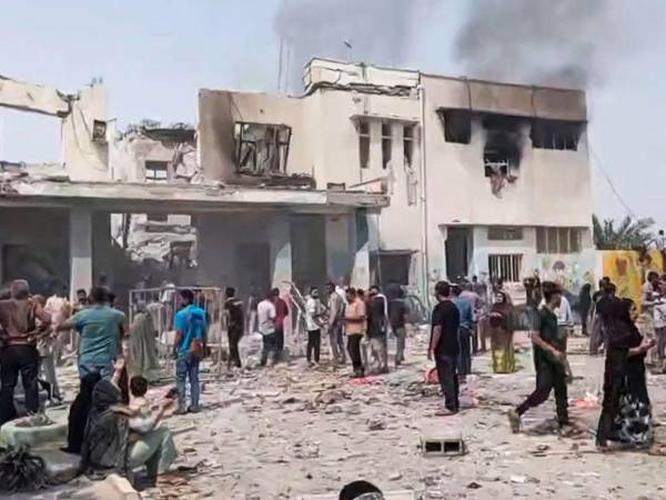 Las labores de socorro y la retirada de escombros por parte de los trabajadores humanitarios continúan en el centro educativo.