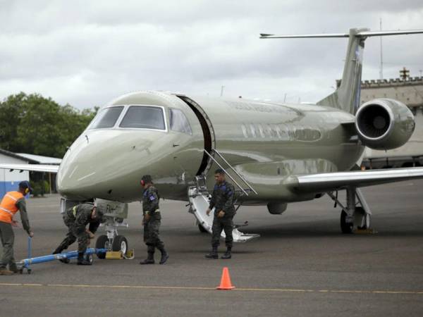 Fotografía del avión presidencial y miembros de la Fuerza Aérea de Honduras.