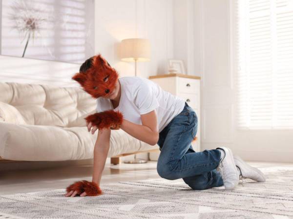 El uso de máscaras y la práctica de quadrobics (movilidad en cuatro extremidades) son parte de la expresión therian, un fenómeno que, según expertos, requiere comprensión y equilibrio por parte de los padres.