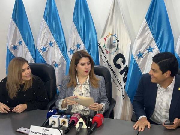 Los tres consejeros, Ana Paola Hall, Cossette López y Marlon Ochoa, llegaron a un acuerdo tras casi un mes de parálisis institucional.