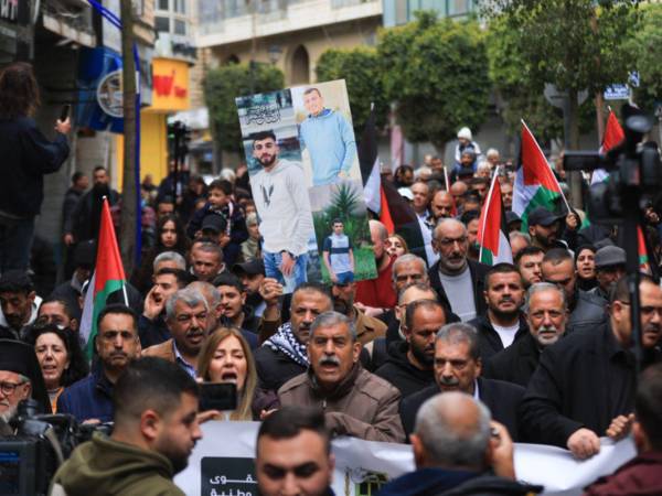 Protesta este miércoles en Ramala, Cisjordania, contra la ley que establece la pena de muerte por horca para palestinos acusados por Israel de terrorismo. La ley, aprobada el lunes por el Parlamento israelí, está diseñada para que los palestinos de Cisjordania ocupada que perpetren un asesinato “con la intención de negar la existencia del Estado de Israel” sean condenados, de forma automática y por un tribunal militar israelí, a la pena capital.