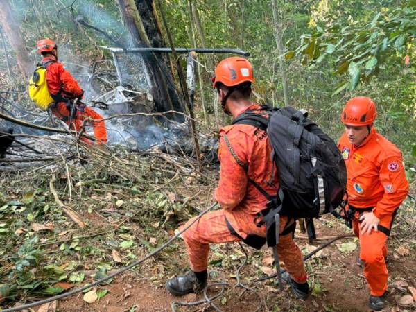 Bomberos trabajan en el lugar donde ocurrió el accidente de un helicóptero este sábado, en el Bosque de Tijuca, en Río de Janeiro.