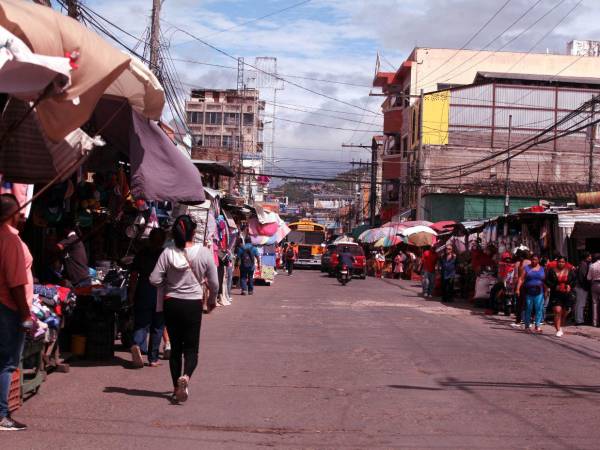 Cientos de vendedores informales ocupan mercados Zonal Belén, San Isidro, Colón y Las Américas, generando congestión y conflictos con la autoridad.