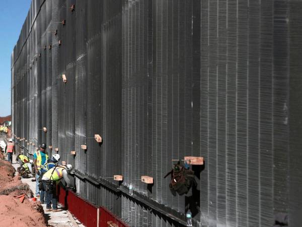 La construcción del muro negro fronterizo entre Estados Unidos y México en la zona de Santa Teresa, frente a Ciudad Juárez, forma parte de un proyecto impulsado por el Gobierno del presidente Donald Trump que contempla una inversión aproximada de 4.500 millones de dólares para reforzar la seguridad en distintos puntos de la frontera. ¿En qué consiste este gigante negro?