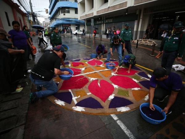 Las coloridas alfombras se han convertido en una costumbre durante la Semana Mayor. En las alfombras realizan coloridos diseños, pero también plasman la muerte y resurrección de Jesús.