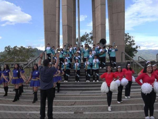 Los estudiantes del Centro Básico Yave Nissi comenzaron sus entrenamientos desde hace tres meses, practicando hasta tres horas diarias para prepararse para el desfile del 15 de septiembre.