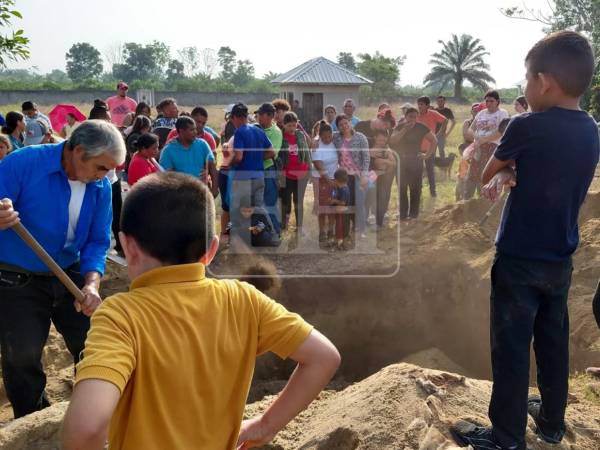 Una escena desgarradora es lo que viven este viernes pobladores de la comunidad de Rigores, Trujillo en el departamento de Colón, donde 19 personas fueron asesinadas brutalmente en una masacre registrada en la mañana del 21 de mayo. Aquí las dolorosas imágenes.