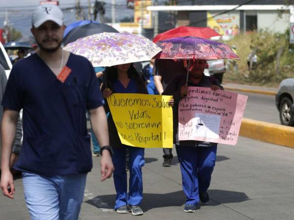 Este lunes, médicos residentes y especialistas se manifestaron frente a Casa Presidencial para exigir el pago de los salarios adeudados correspondientes a los meses de enero y febrero, así como mejores condiciones en los centros de salud, especialmente en cuanto a insumos y medicamentos.