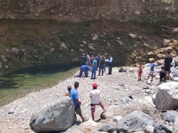 Personal de Medicina Forense y de la Policía Nacional arribaron hasta el Río Colorado para levantar el cadáver. De momento, se maneja como muerte indeterminada.