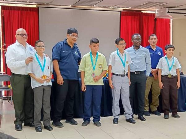 Autoridades del CURSPS premiaron a los primeros lugares, quienes recibieron medallas como reconocimiento por su talento y dedicación.