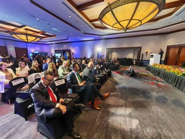 Tras la ceremonia inaugural se desarrolló un almuerzo que reunió a destacados representantes del sector empresarial y organizaciones regionales, reforzando el carácter multisectorial del encuentro.