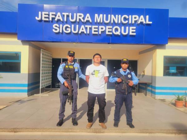 José Guadalupe Pérez Bonilla, de 25 años de edad; custodiado por agentes de la DPI y de la DNSPC.