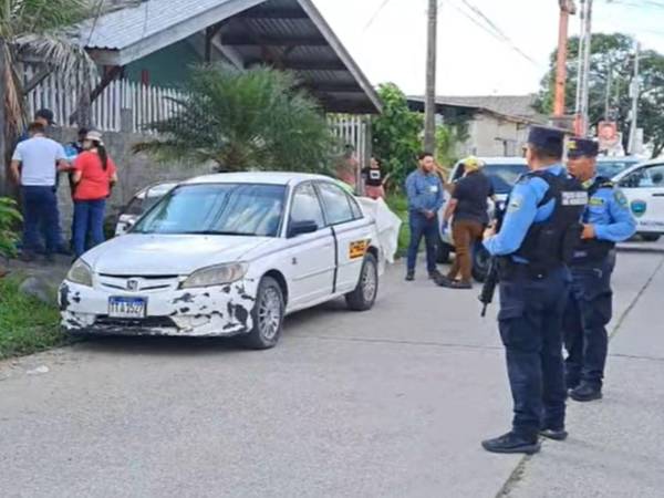 Los familiares llegaron a la escena para reconocer el cuerpo del conductor de taxi.