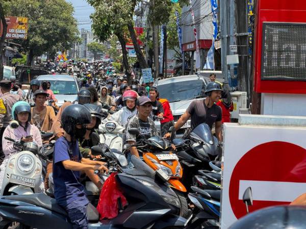 La escasez de combustible en la isla indonesia de Bali ha provocado largas filas de vehículos en numerosas estaciones de servicio, donde residentes y turistas deben esperar durante horas para abastecerse de gasolina. La situación se ha registrado en los últimos días y ha generado dificultades en la movilidad de esta concurrida zona turística.
