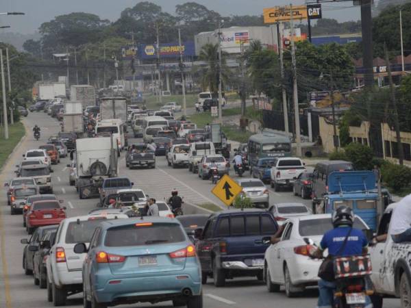 El bulevar del este, en la trocha de entrada al centro de San Pedro Sula, es uno de los más congestionados diariamente. Fotografía: LA PRENSA