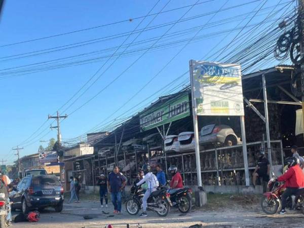 El cuerpo del joven quedó cerca del segundo vehículo impactado por el conductor que rebasaba, según un video que circula en redes sociales.