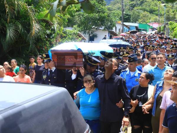 El entierro del inspector Kevin Pérez se realizó entre la colonia Brisas del Pinal en San Pedro Sula y su tierra natal en La Cuesta, Santa Bárbara. Aquí las imágenes del entierro.