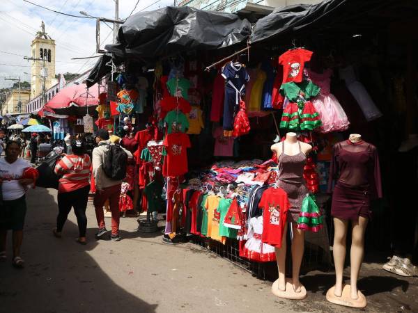 La ropa de temporada como gorros, pantalones y camisas se exhiben en los principales mercados del Distrito Central.