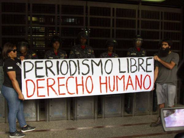 Periodistas venezolanos exigen libertad de presos y prensa para una democracia real.