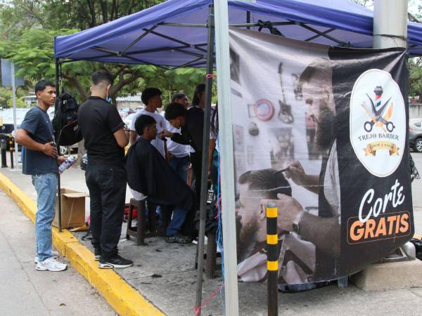 Tras más de un año a la intemperie, el barbero solidario José Trejo ahora atiende dentro del Hospital Escuela, llevando dignidad a quienes más lo necesitan.