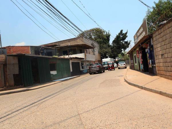 Familias de la colonia La Era denunciaron que deben comprar agua en barriles y cisternas ante la falta del servicio público.
