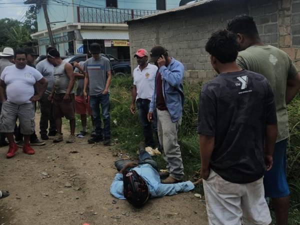 Personas que circulaban por el sector intentaron ayudar para salvarle la vida a Antonio Reyes, pero lamentablemente expiró debido a que los disparos le dañaron órganos vitales.