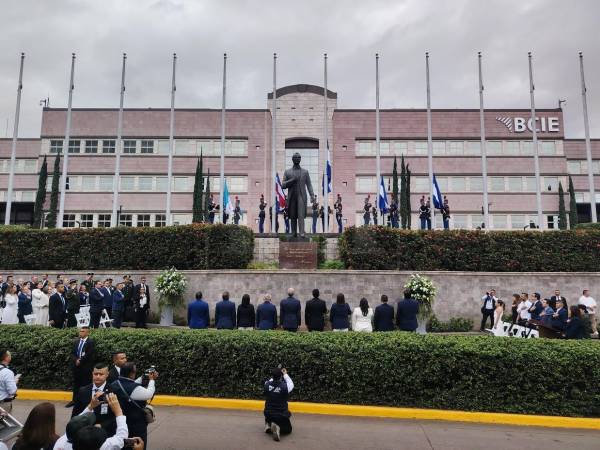 Con la izada del pabellón nacional Honduras dio inició este 15 de septiembre al 205 aniversario de Independencia.