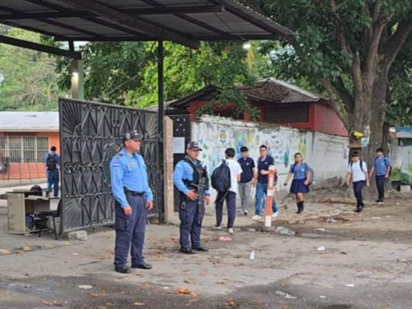 Una de las acciones que realiza la Policía Nacional es aumentar la presencia de efectivos en los alrededores de los centros educativos del país.