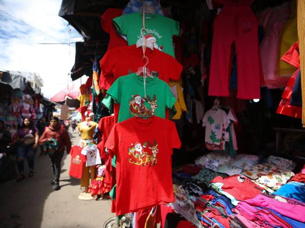 La temporada navideña es vista por comerciantes como la oportunidad de recuperar ingresos tras un año con ventas bajas, es por eso que los mercados se llenan desde los primeros días de noviembre de mercadería de la temporada.