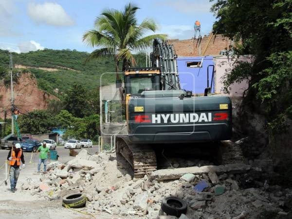 La demolición de seis viviendas que se encuentran en la zona por la que se realizará la ampliación de la carretera salida al sur de Tegucigalpa continúa este martes 20 de octubre, luego de que sus propietarios recibieran indemnizaciones que superan los 8.5 millones de lempiras.