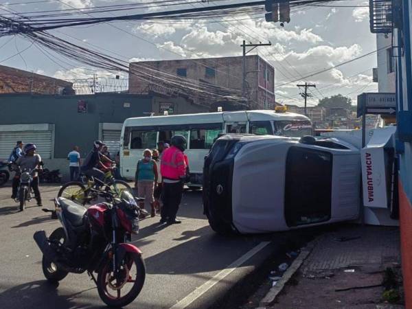 Con las llantas en el aire quedó una ambulancia tras ser impactada por un rapidito en la quinta avenida de Comayagüela. Aquí las imágenes del fuerte impacto que dejó al menos cuatro heridos.