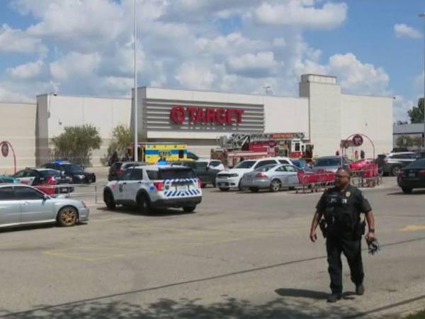 La policía también mencionó en una conferencia de prensa que el tiroteo ocurrió fuera de la tienda.