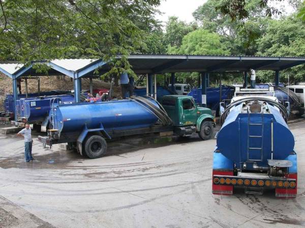 La venta de agua se ha vuelto un negocio en Tegucigalpa y Comayagüela.