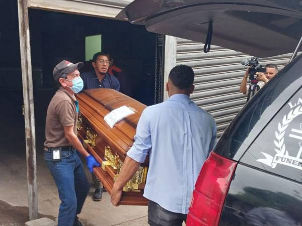 El féretro con el cuerpo de Noé Mauricio Díaz Mancia fue retirado este lunes, de la morgue capitalina.