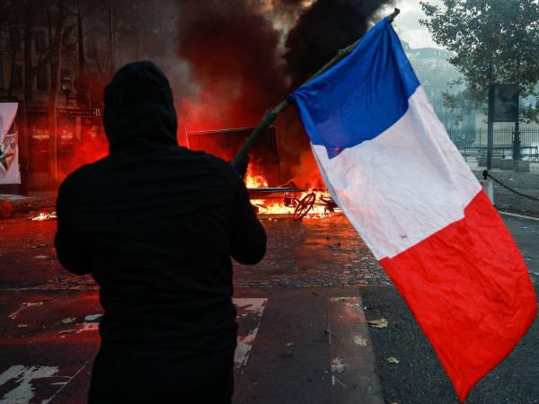 Francia tomará medidas, entre ellas el toque de queda en varias ciudades, para hacer frente a la oleada de protestas y disturbios en sus calles, un proceso que empieza a preocupar al Gobierno italiano, mientras otros países miran de momento desde lejos.