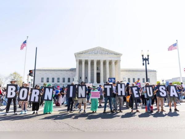 En la manifestación frente a la sede del Supremo, cientos de asistentes coreaban consignas contra el mandatario republicano Donald Trump.