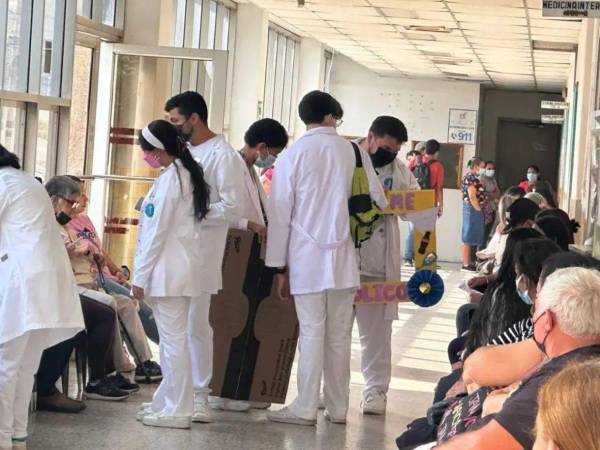 Según los médicos, alrededor de 250 internos y más de 200 profesionales en servicio social están a la espera de la firma del convenio.