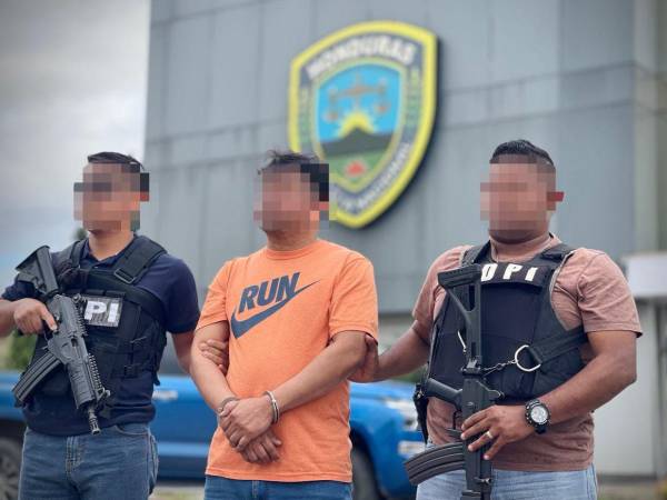 El sospechoso fue detenido por agentes de la Dirección Policial de Investigaciones (DPI).