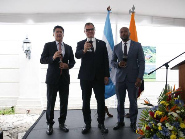 Embajador de Ecuador, Germán Ortega; vicecanciller de Asuntos Consulares y Migratorios de Honduras, Antonio García, y el cónsul Jaime Campas, brindaron por el futuro de ambos países.
