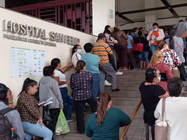A eso de las 11:00 AM las filas de pacientes buscando una cita médica llegaba a la entrada del centros asistencial.