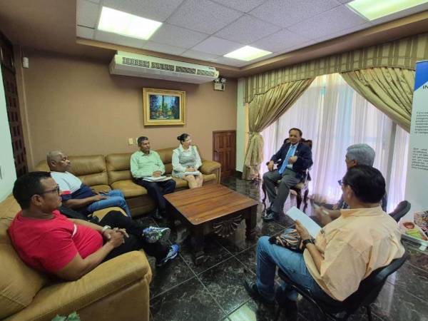 El ministro director del Instituto Nacional Agrario (INA), Javier Talabera, se reunió con miembros de la Asociación Inswaia para dar seguimiento a temas relacionados a la tenencia de la tierra en La Mosquitia.