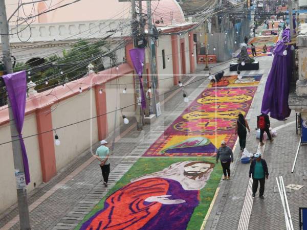 La capital también realiza las coloridas alfombras de aserrín para representar la vida y muerte de Jesús. En las alfombras, que se realizan en la Avenida Cervantes, en el centro de la capital, se trata de representar la fe y devoción de los feligreses durante la Semana Santa, pero también se muestra el arte.