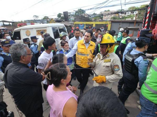 El alcalde de la capital llegó hasta la zona del desastre para brindar apoyo a las familias afectadas.